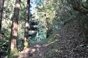 矢入大滝の遊歩道と展望台